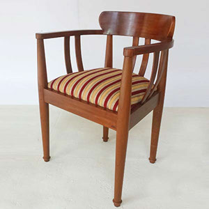 Wide bucket chair