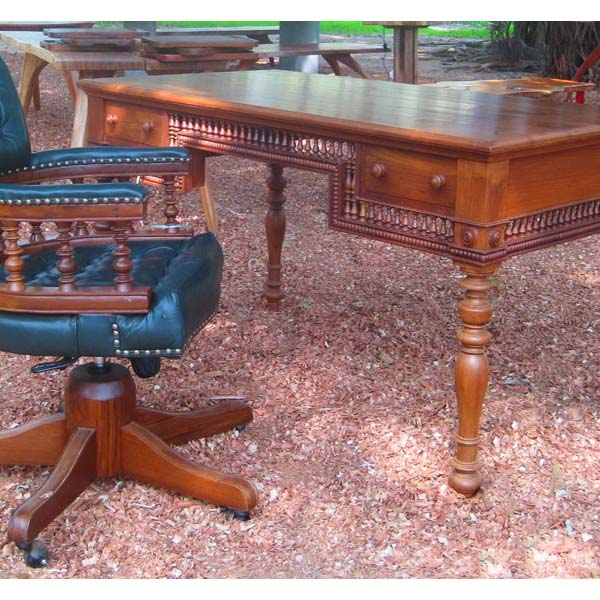 English desk 4.5 x 2.5